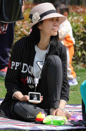 街拍年轻的短袜美女辣妈