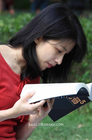 猜猜红衣女子看的是什么书