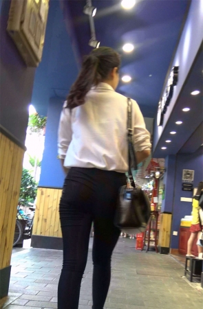 黑色紧身铅笔裤马尾辫姑娘