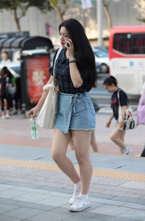 打电话的妹子