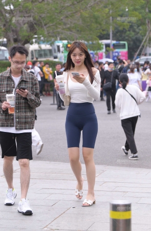 紧致五分裤的女友
