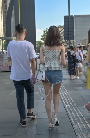 小吊带热裤高跟美腿小姐姐