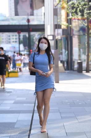 蓝色修身裙好身材