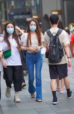 清秀美丽牛仔裤