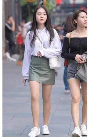 漂亮的皮裙女孩(48P)