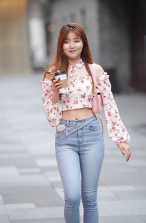 可爱的大长腿美女