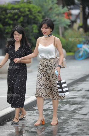 端庄得体的豹点裙**