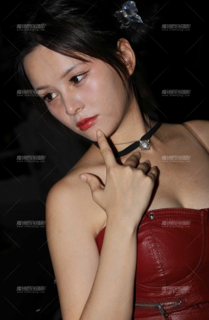 棕色抹胸皮衣黑短裙