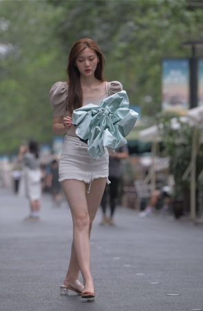 一始街拍作品 白裙美女
