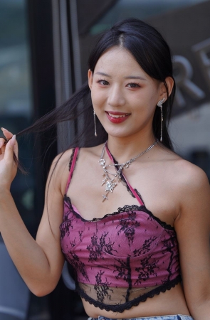  一始街拍作品  牛仔热裤美女 [528P-8.83GB]