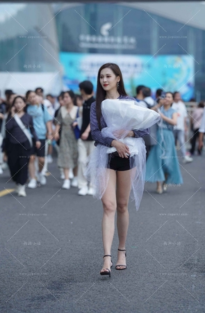 捧这花花的大长腿美女