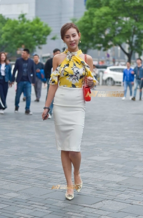 精致身材的开衩裙小女