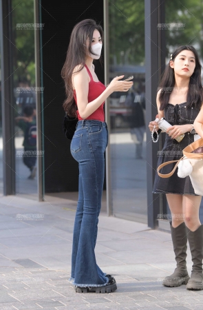 红衣牛仔美女
