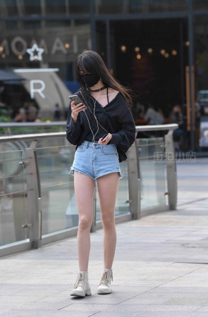 带着黑色口罩的美少女