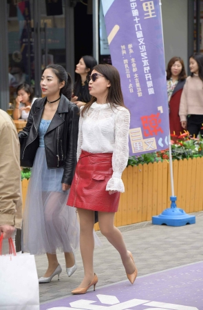 很有质感的红皮裙、丝袜少fu