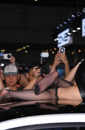 车顶上的皮短裙黑丝小姐姐