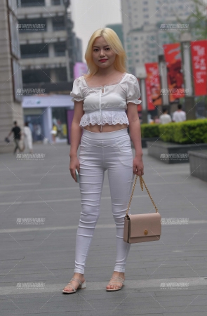 性感紧身白裤美眉