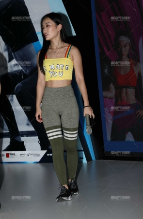 性感蓝色紧身裤美女主持