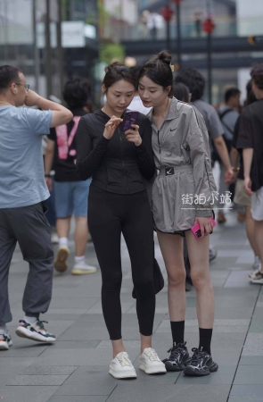 街拍黑色紧身裤小妹~