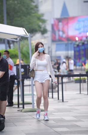 高挑的大白腿小姐姐