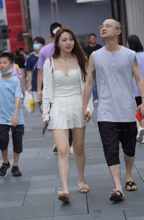 街拍白短裙白皙女盆友