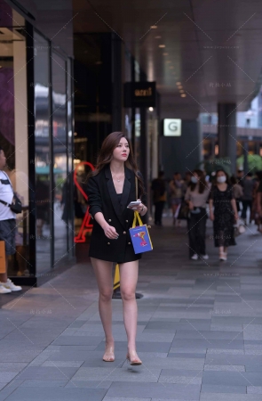 街拍时尚美腿西装外套御姐