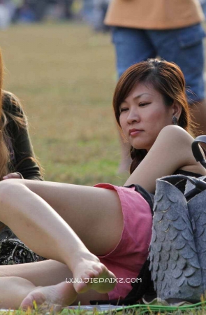 好身材妹子跟闺蜜草地上玩耍