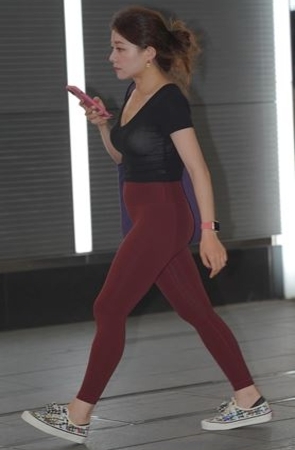 酒红色瑜伽裤美女(27P)