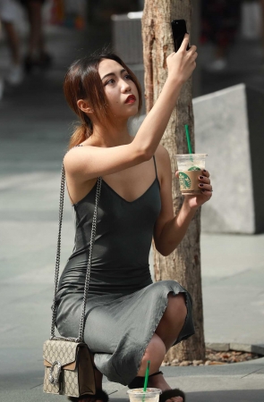 穿上丝质长裙 更显女人味