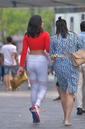 白色瑜伽裤性感美女