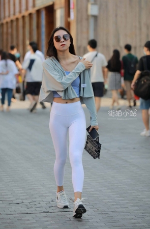 街拍紧身白裤美女