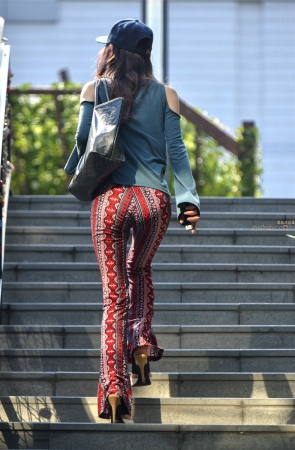 紧绷裤包裹出性感的臀部和美腿