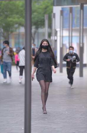 漂亮的长发黑丝小姐姐