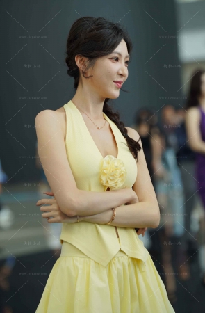 黄色裙美足美腿-小雪花