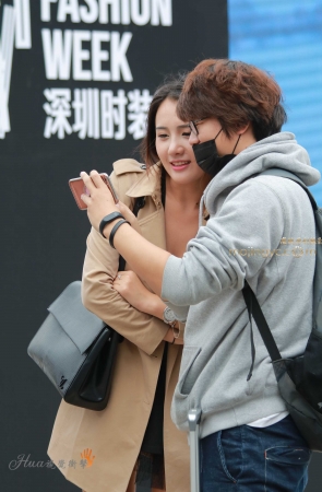 时装周长款外套气质靓丽美女