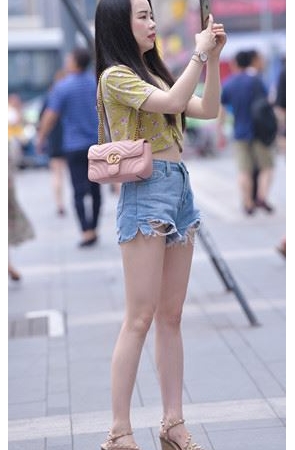 拍照的热裤小妹(39P)