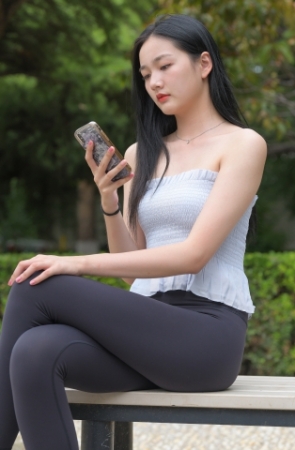 黑色瑜伽裤美女