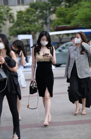 22425-15+135/谁家的娇妻，美胸美足真迷人