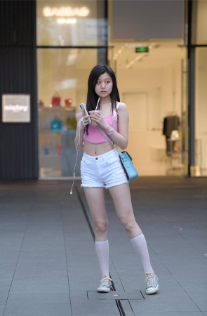 白色短裤小蛮腰