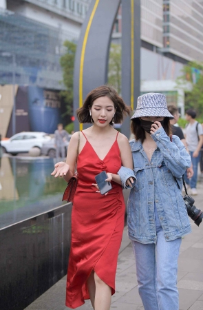 街拍红色吊带裙美姐姐