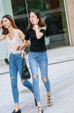 两个紧身牛仔闺蜜