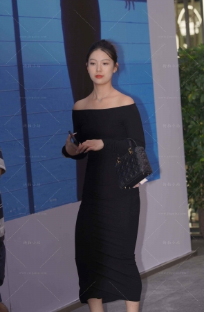 街拍黑色露肩裙气质小姐姐