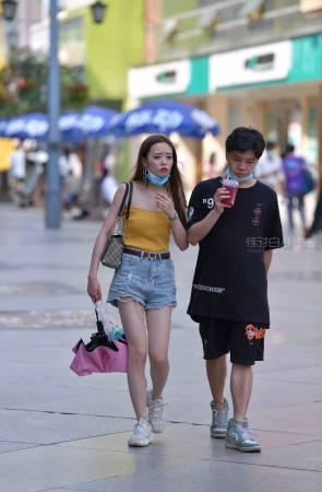 街拍黄色吊带衫热牛女友