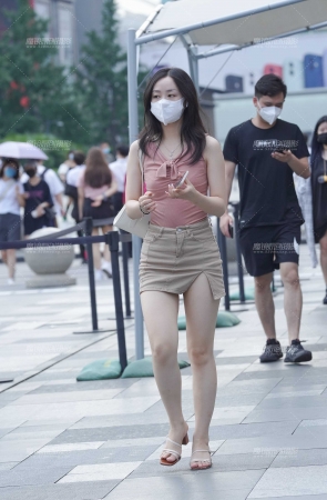 白白净净美腿女孩