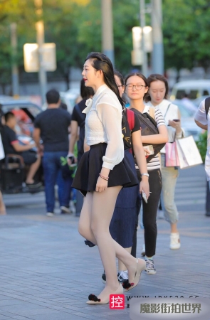 肉丝美腿的小姐姐，裙子有点短哦3A3929[199M]