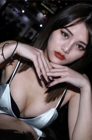 银色抹胸美女车模