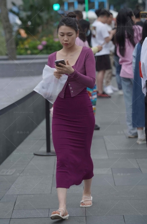 街拍紫色长裙美眉