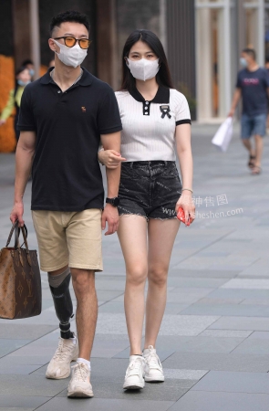 2263-31+74热裤大白腿女友 18P