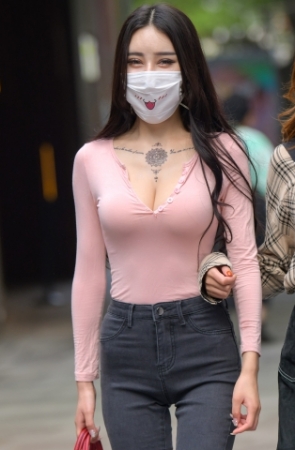 长腿紧牛小妹
