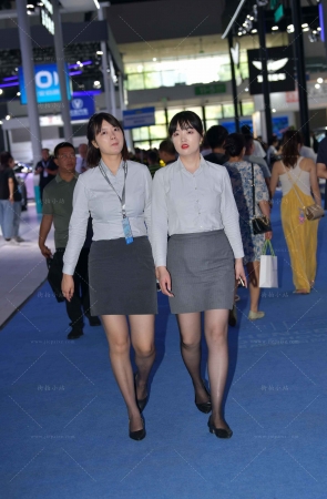 两位超薄灰丝通勤装美女